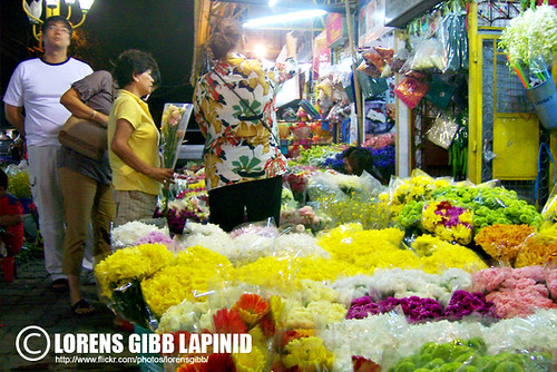Dangwa flower market at night