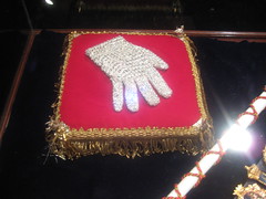 Thumb Subastarán el famoso guante blanco de Michael Jackson