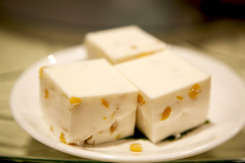 Coconut jelly with corn kernels