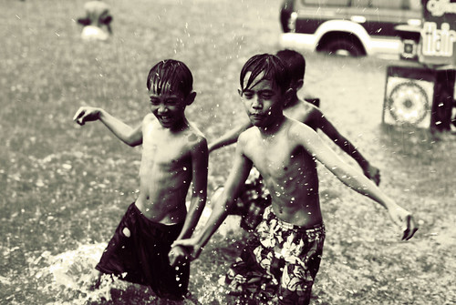 フリー画像|人物写真|子供ポートレイト|外国の子供|少年/男の子|洪水|自然災害|フィリピン風景|モノクロ写真|フリー素材|