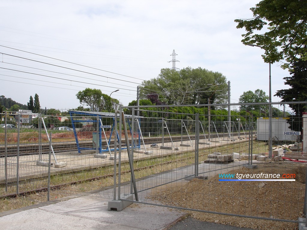 Clôture provisoire sur les quais de la gare de La Penne-sur-Huveaune pour délimiter le chantier de construction d'une passerelle voyageurs