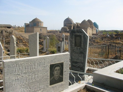 nieuw kerkhof met oude dodengang op achtergrond
