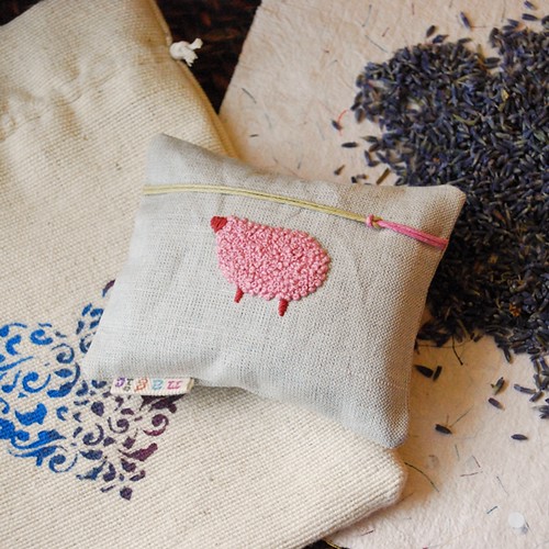 Lavender-filled small Cushion / kvepianti draugiška avytė