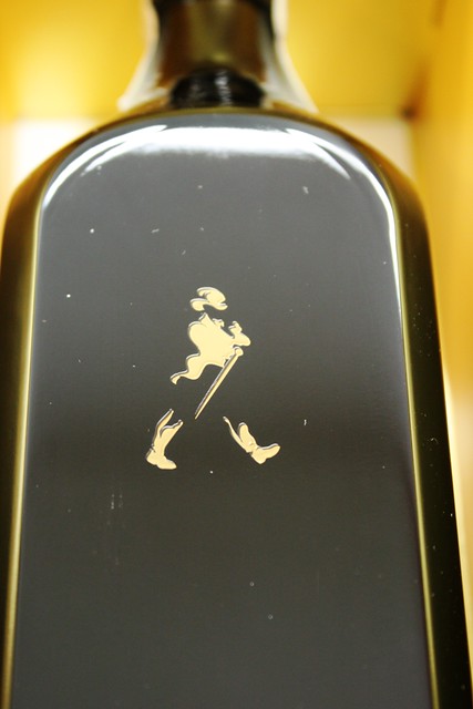 Logotipo del Caminente en Oro sobre Botella de Johnnie Walker Edición Limitada Aniversario