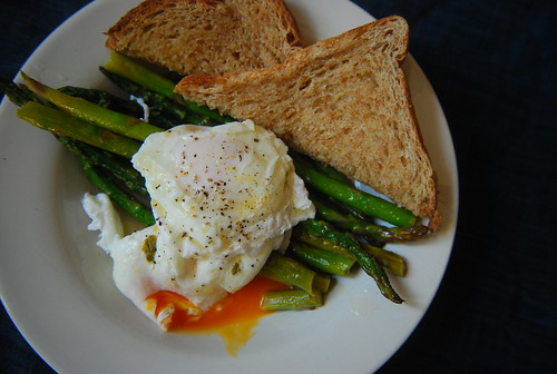 Poached eggs with asparagus, toast and lemon butter