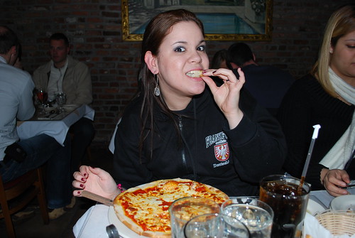 Renata En Little Italy Comiendo Pizza by itziponce.