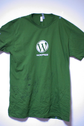 wordpress t-shirts with wordcamptokyo staff's signage