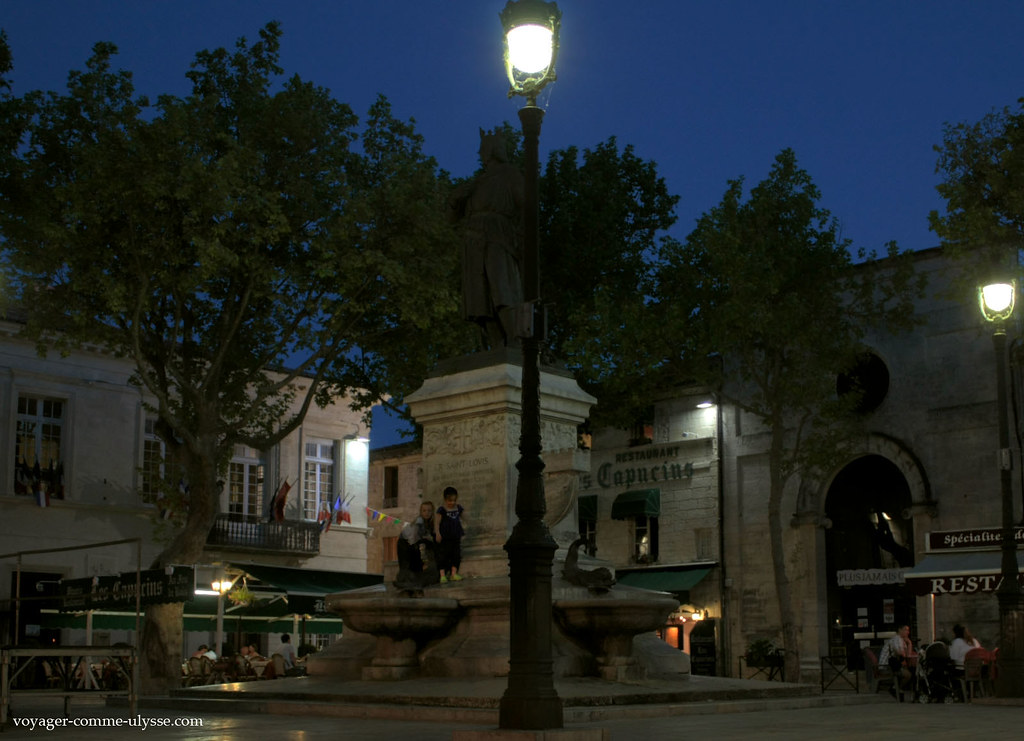 Praça Saint-Louis, de noite.
