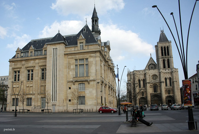 Lhotêl de ville de Saint Denis est sur la même place que la basilique