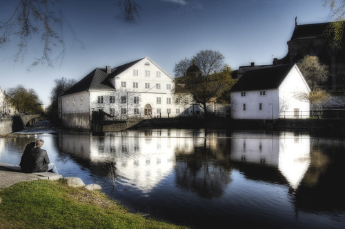 Uppsala. Casas blancas y río. 