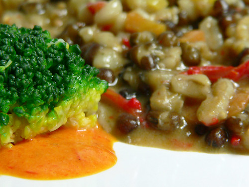 Bohnen-Graupen-Eintopf zu Brokkoli auf Paprika-Creme