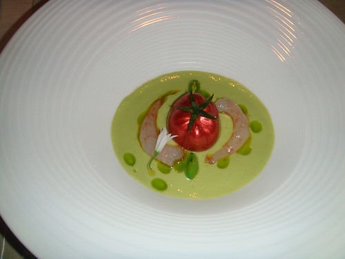 Falso Tomate Raf con quisquillas de Motril crudas, licuado de tomates verdes como un gazpacho de sugar snap y aguacate (2008)