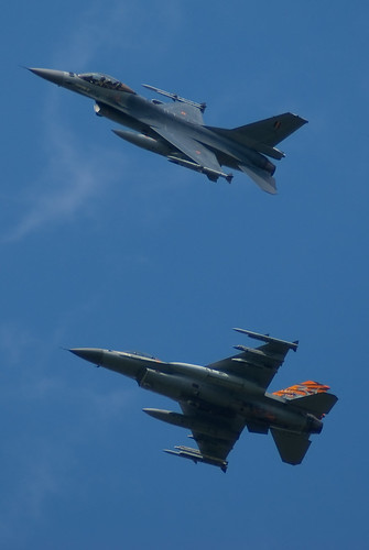 Fighter airplane picture - BAC F-16 breaks formation