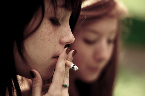  フリー画像| 人物写真| 女性ポートレイト| 白人女性| 煙草/タバコ| 横顔|      フリー素材| 