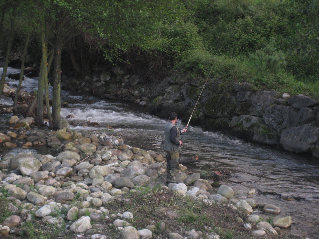 Pescador en Cabañaquinta río Aller