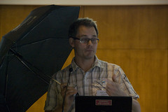 Joachim Thornström hade tagit med sig ett paraply som skydd mot pandan
