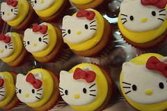 hello kitty cupcakes by debbiedoescakes