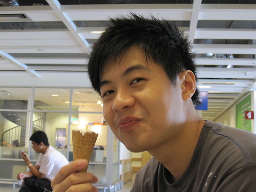 Hao-lian-ing his ice cream