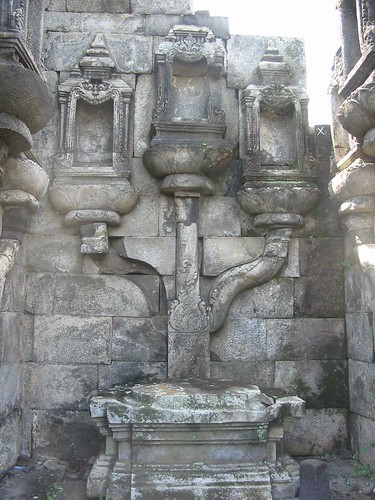 Leeggeroofde nissen in Prambanan