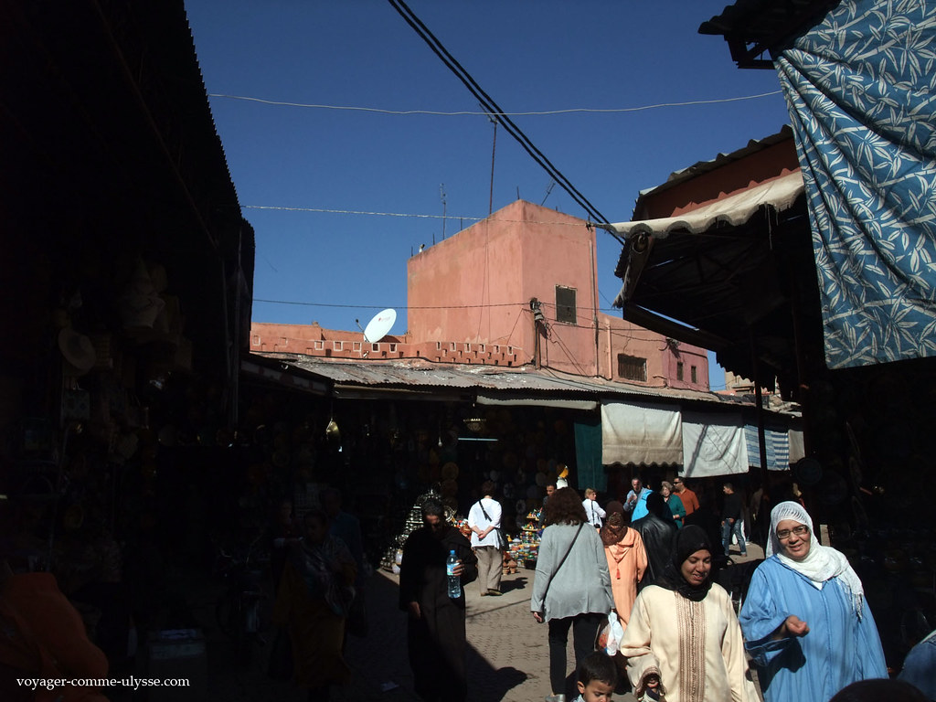 Vemos sempre as paredes encarnadas, que se recortam no azul do céu, característico de Marrakech