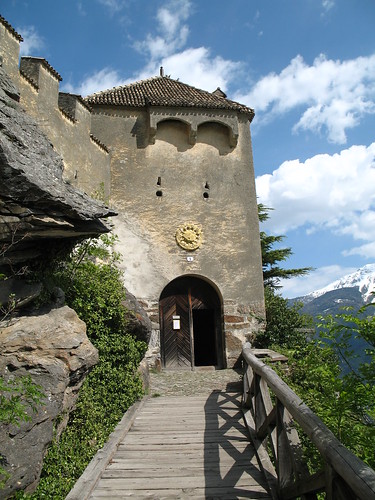 Eingangspforte des Schloss Juval, Resicende von Reinhold Messner und Museum (auch tibetischer Kunst)