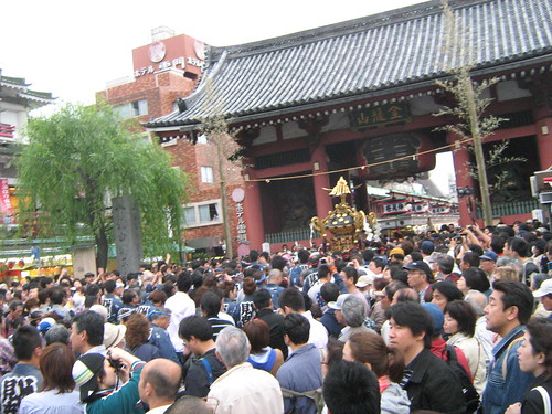 Mikoshi being carried to the kaminarimon during Sanja Matsuri