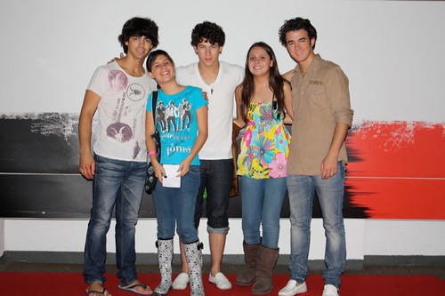 meeting the jonas brothers face