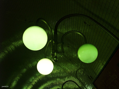 Les lampadaires sont des globes lumineux verts