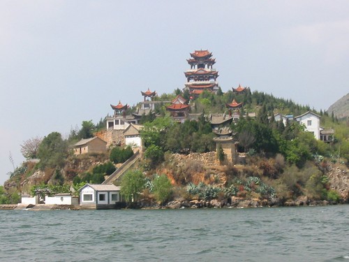 Tempeltje van op de boot gezien