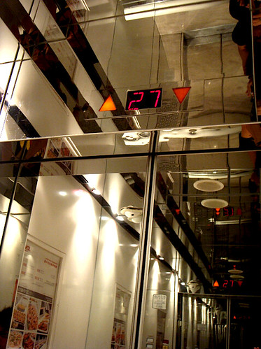 woman234 拍攝的 仁民飯店電梯。