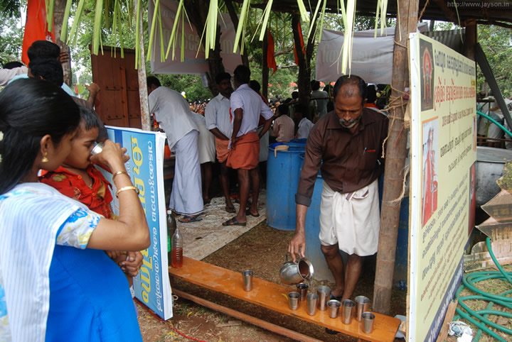 thrissur pooram - Volunteers giving out drinking water