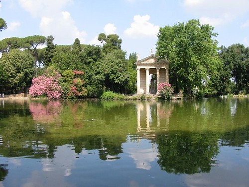 griekse tempel in tuin van Villa Borghese