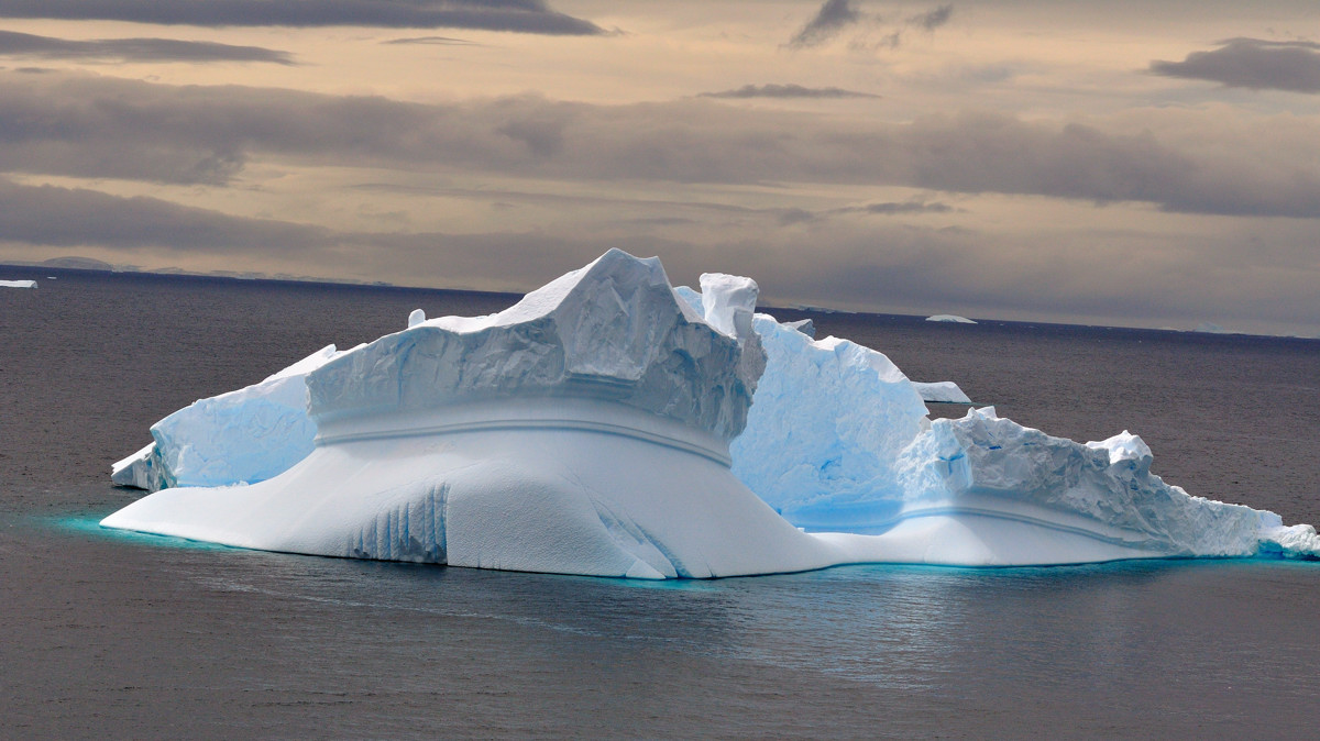 A crown shaped iceberg