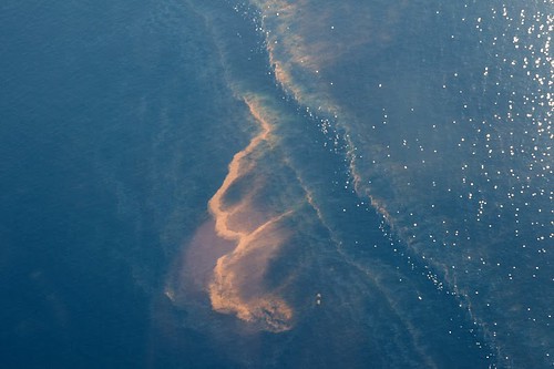Large oil deposit between shore and well.