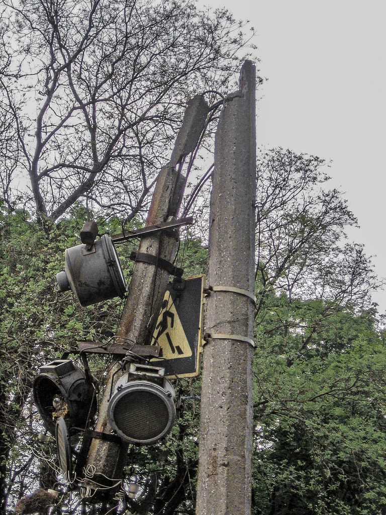 фото: Big bang (The slip ring of a trolleybus caught on the wires, knocking down the upper part of the post )