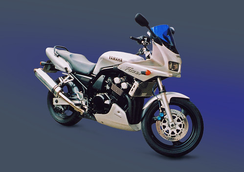 Yamaha Fazer FZS600 Motorbike, Side View