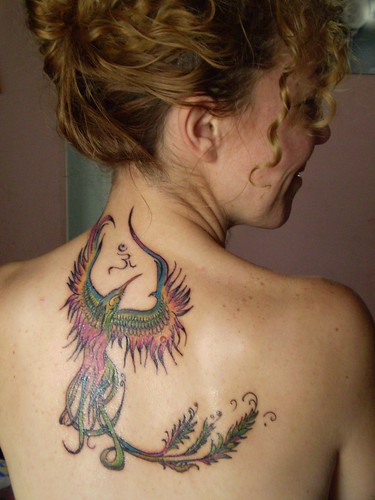 Tatuaje de ave fenix en la espalda