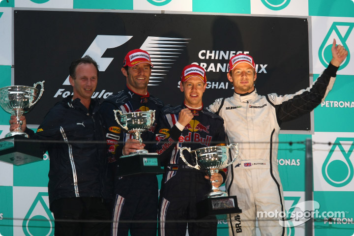 Podio del GP de China 2009, de izq. a der.: Christian Horner (director de equipo de RBR-Renault); 2 Mark Webber (RBR-Renault); 1 Sebastian Vettel (RBR-Renault); 3 Jenson Button (Brawn GP).