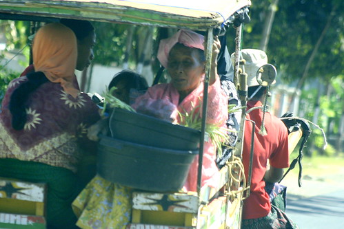 women going to the market in a cidomo