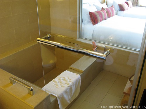 雲品酒店-湖景套房-浴室有開窗可以看到房間喔~~
