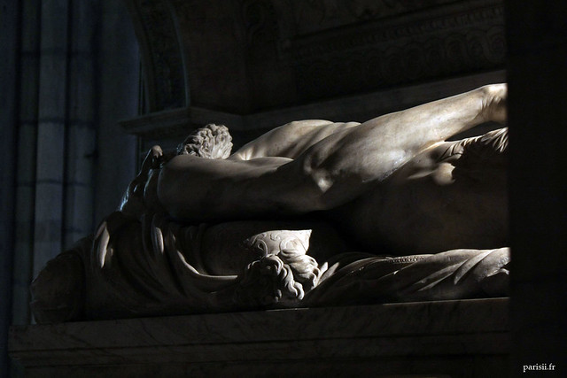 Le gisant de François Ier est à léchelle : en effet, le roi de France mesurait près de 2m de hauteur