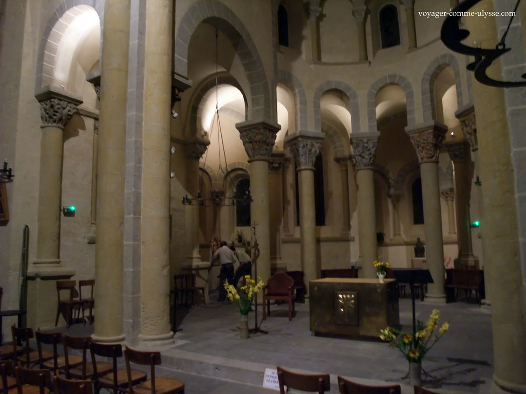 Interior da igreja românica de Saint-Nectaire