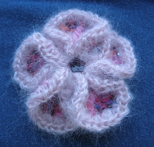 How To Crochet A Flower. Pink crochet flower brooch/