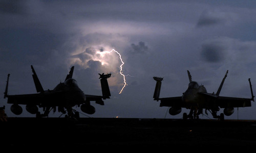 フリー画像|航空機/飛行機|軍用機|戦闘機|F/A-18ホーネット|F/A-18CHornet|落雷/カミナリ/稲妻|フリー素材|