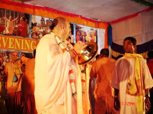 H H Jayapataka Swami in Tirupati 2006 - 0073 por ISKCON desire  tree.