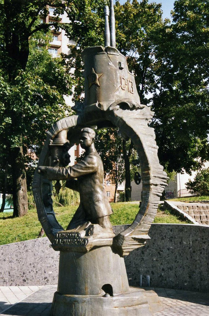 :  Kaliningrad -    Submariners' monument with Aleksandr Marinesko, Schlossteich