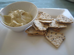 Hummus & Crackers
