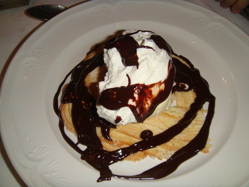 Baunkuchen - Bizcocho con helado de vainilla y nata con chocolate caliente
