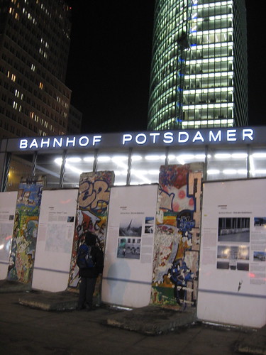 Berlim, Postdamer Platz com pedaços do Muro de Berlim