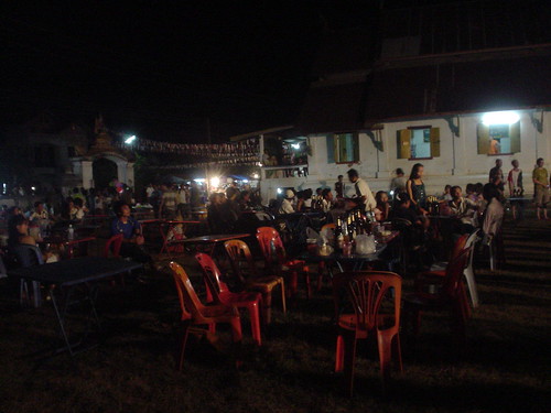 179.Champasak當地的慶典：當地民眾隨性地吃喝享樂